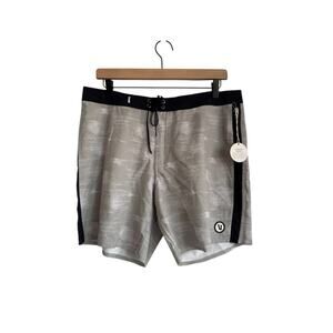 Vuori Cruise Board Shorts Eucalyptus Belize Men’s Size 32 Drawstring Swim Trunks